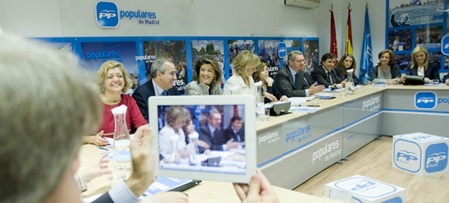 Soraya Sáenz de Santamaría se reúne con la candidatura de Madrid