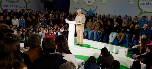 Javier Arenas en un acto con jóvenes en Dos Hermanas