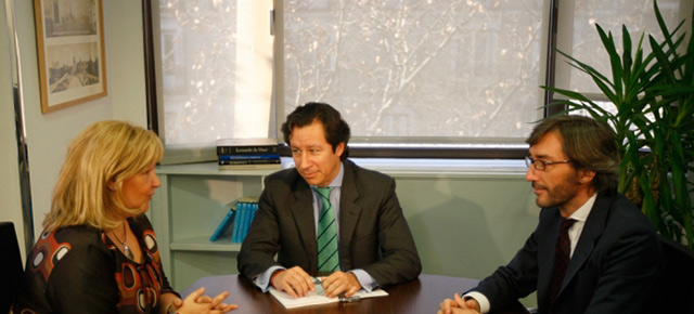 Floriano y Oyarzabal se reúnen con la presidenta de la AVT, Ángeles Pedraza