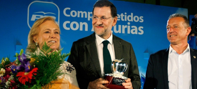 El presidente del PP, Mariano Rajoy, junto a Mercedes Fernández al finalizar el mitin