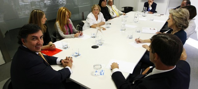 Reunión de José Ramón García con una delegación cubana