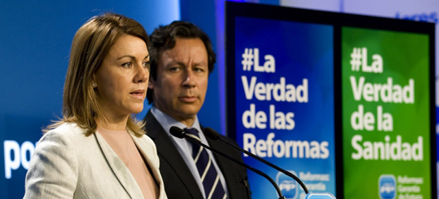 María Dolores de Cospedal y Carlos Floriano durante la presentación de la campaña 