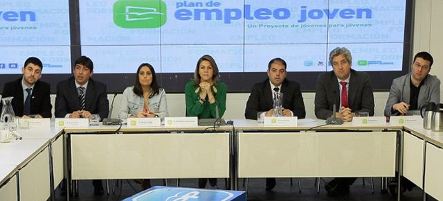 Cospedal se reúne con NNGG para abordar el Plan de Empleo Joven