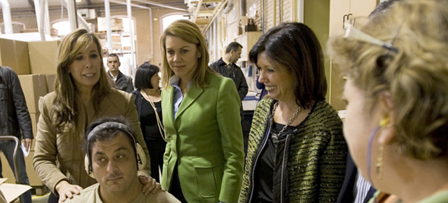 María Dolores de Cospedal y Alicia Sánchez-Camacho visitan un centro de discapacitados en Girona