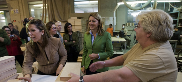 María Dolores de Cospedal y Alicia Sánchez-Camacho visitan un centro de discapacitados en Girona