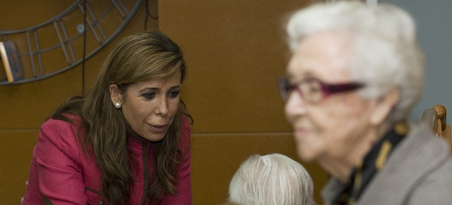 Alicia Sánchez-Camacho visita la residencia de ancianos Nuestra Señora de Lourdes