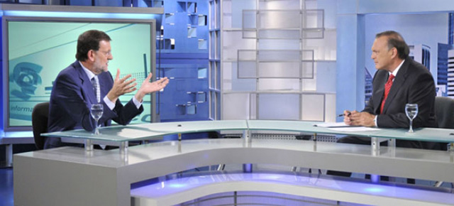 Mariano Rajoy durante su entrevista en Telecinco, junto a Pedro Piqueras