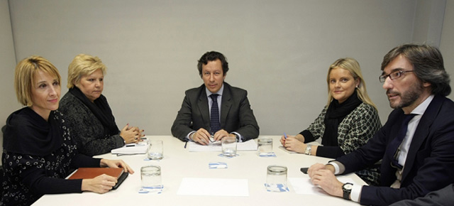 Carlos Floriano se reúne con la presidenta de la AVT, María Ángeles Pedraza