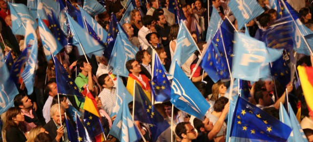Noche electoral: Simpatizantes en la calle Génova