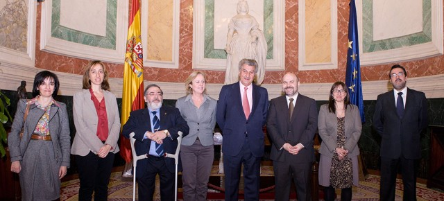 El Presidente del Congreso y la Presidenta de la Comisión para las Políticas Integrales de la discapacidad con una delegación del CERMI