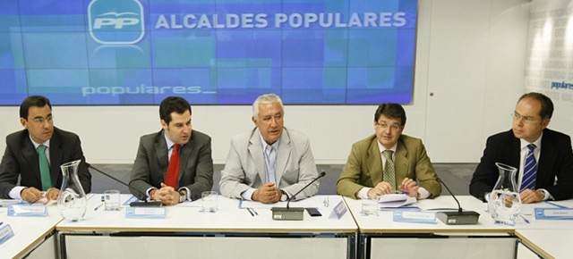 Javier Arenas con alcaldes del PP del Comité Ejecutivo y Consejo Federal de la FEMP