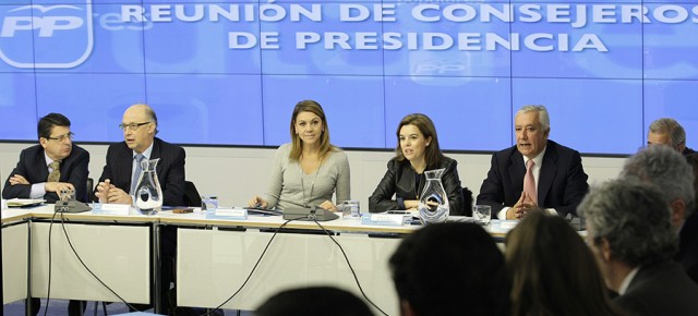 Cristóbal Montoro, María Dolores de Cospedal, Soraya Sáenz de Santamaría y Javier Arenas en la reunión de consejeros de presidencia