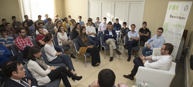 Javier Maroto se reúne con los alumnos del Colegio Mayor Nuestra Señora de Guadalupe