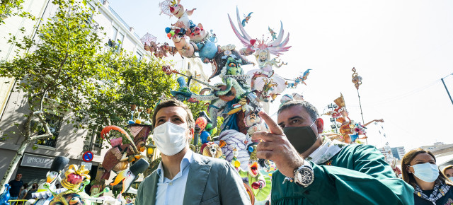 Pablo Casado durante su visita a la Falla Exposición en Valencia.