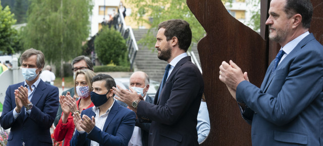 Pablo Casado y Carlos Iturgaiz participan en una ofrenda floral en recuerdo de Miguel Ángel Blanco