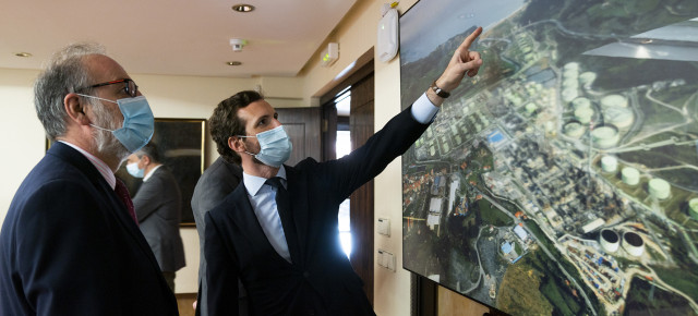 El presidente, Pablo Casado, en su visita al complejo petroquímico de Petronor en Bilbao