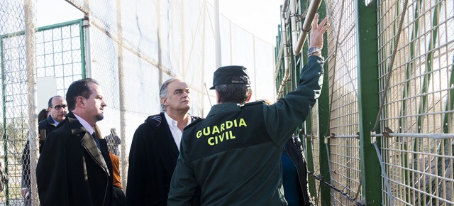 Esteban González Pons y Carlos Iturgaiz en la valla de Melilla