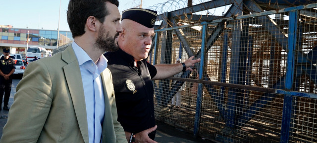 Pablo Casado visitas el puesto fronterizo de Ceuta