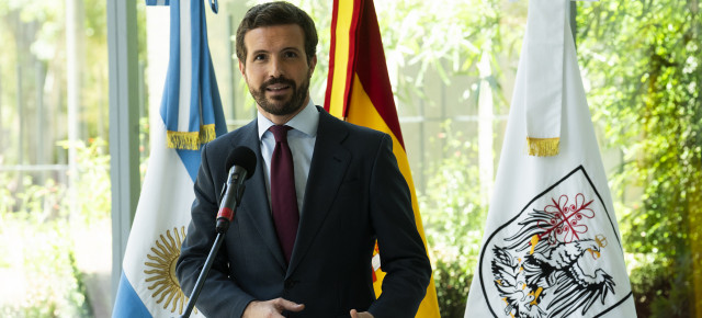 Pablo Casado atiende a los medios de comunicación en Buenos Aires