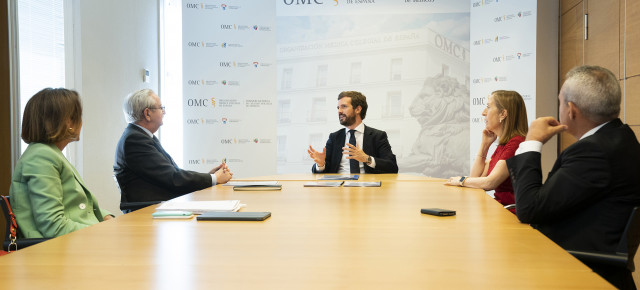 Pablo  Casado, junto a Ana Pastor, se reúne con la Organización Médica Colegial