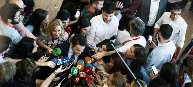 El secretario general, Teodoro García Egea, atiende a los medios de comunicación