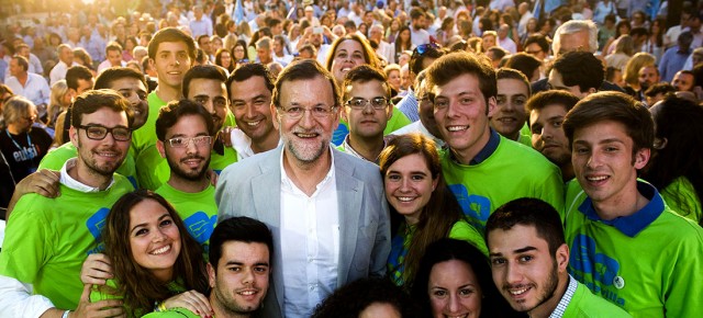 Mariano Rajoy junto a varios de los asistentes al mitin