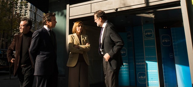 Mariano Rajoy, Mª Dolores de Cospedal, y Carlos Floriano visitan la sede nacional tras el ataque con un coche