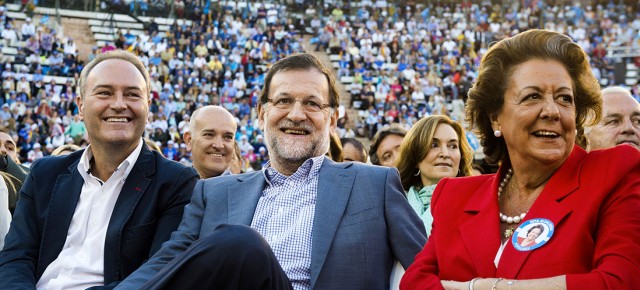 Mariano Rajoy con Alberto Fabra y Rita Barberá en el mitin de Valencia