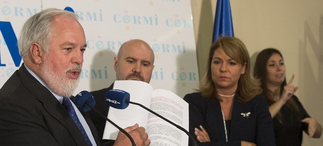 Miguel Arias Cañete interviene en un acto en la sede del Cermi