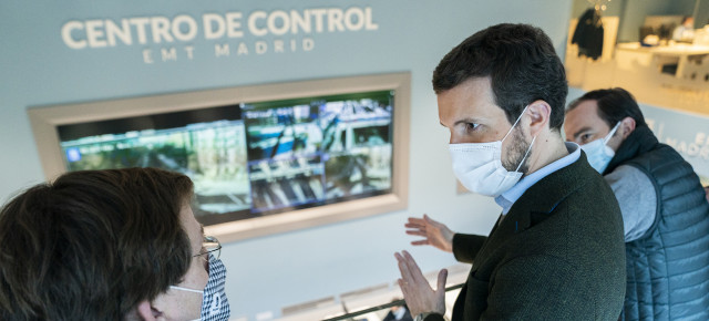 Pablo Casado y José Luis Martínez-Almeida durante su  visita a la EMT de Madrid.