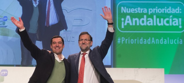 Juanma Moreno y Mariano Rajoy sobre el escenario durante la presentación de los candidatos