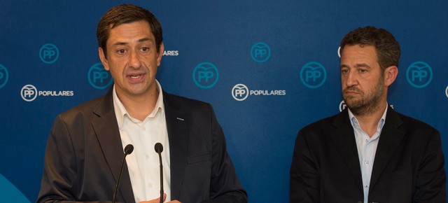 El portavoz adjunto del Grupo Parlamentario Popular, Antonio Gallego, y el portavoz de Presupuestos del GPP, Jaime de Olano