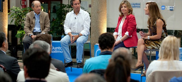 Carlos Floriano moderando el foro de debate 