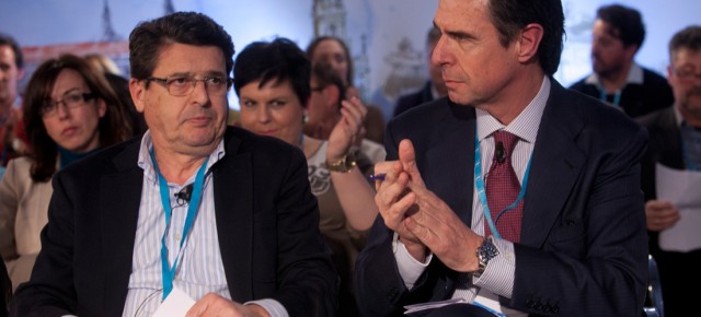 El Ministro de Industria José Manuel Soria junto a Juan José Matarí