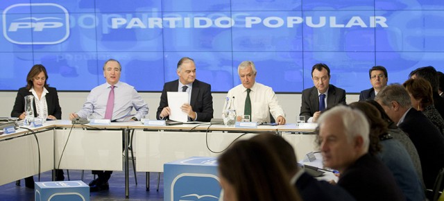 Javier Arenas y Esteban González Pons presiden la primera reunión de trabajo del programa marco con el que el PP concurrirá a las próximas elecciones municipales