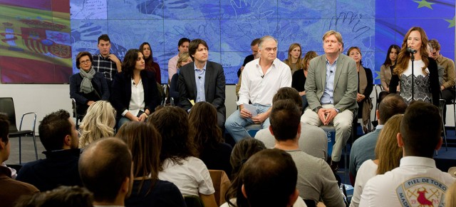 Beatriz Jurado, Esteban González Pons y Antonio López-Isturiz en el acto de NNGG recordando el 25 aniversario de la caída del Muro de Berlín