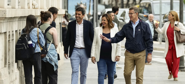 Alberto Núñez Feijóo junto a Carlos Mazón y María José Catalá.