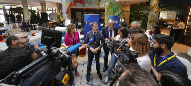 Alberto Núñez Feijóo atiende a los medios de comunicación en la cumbre del PPE