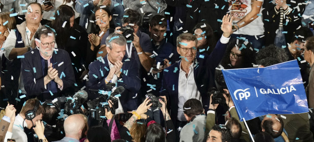 Alberto Núñez Feijóo, Alfonso Rueda y Mariano Rajoy en la plaza de toros de Pontevedra