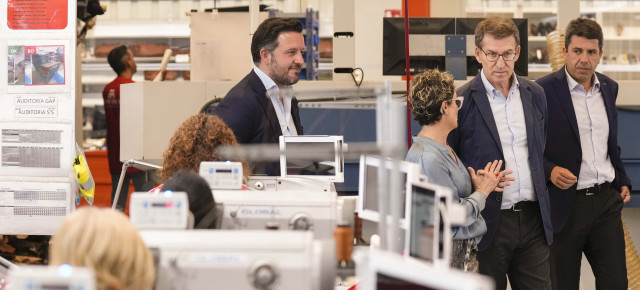 El presidente del PP, Alberto Núñez Feijóo, en su visita a la fábrica de calzado Pikolinos en Elche