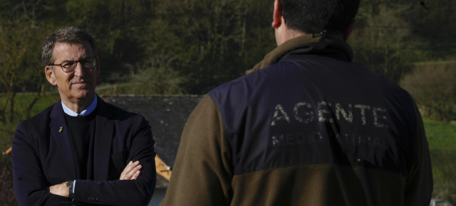 Alberto Núñez Feijóo durante su visita a las zonas afectadas por los incendios en Asturias.