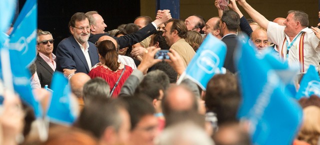 Mariano Rajoy saludando a los asistentes al acto en Alicante