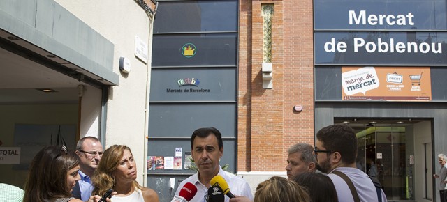 Fernando Martínez-Maillo visita el mercado del Poble Nou