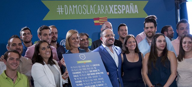 María Dolores de Cospedal con los jóvenes de Nuevas Generaciones de Tarragona