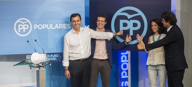 Fernando Martínez-Maillo, Pablo Casado, Andrea Levy y Jorge Moragas con el nuevo logo