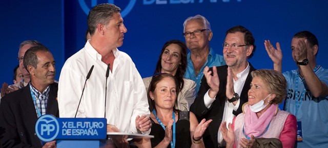 Xavier Garcia Albiol y Mariano Rajoy con asistentes al acto de clausura