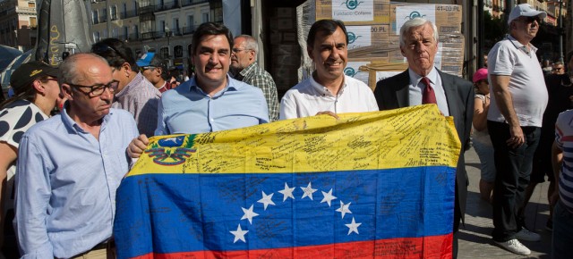 Fernando Martínez Maillo participa en la recogida de medicamentos para Venezuela