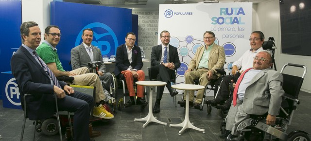 Javier Maroto se reúne con la Comisión de Discapacidad del PP