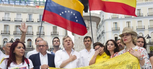 Fernando Martínez-Maillo y Andrea Levy en la manifestación en apoyo de Venezuela