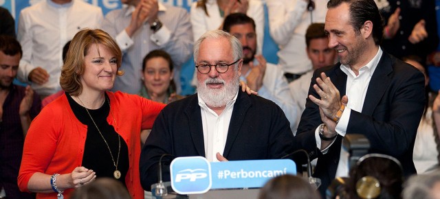 Miguel Arias Cañete junto a la Eurodiputada Rosa Estarás y José Ramón Bauza